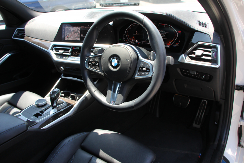 BMW 3シリーズ 320i Mｽﾎﾟｰﾂ ﾃﾞﾋﾞｭｰ&ｺﾝﾌｫｰﾄP 1ｵｰﾅ ﾋｰﾀｰ黒革 専用ﾌﾞﾙｰｽﾃｯﾁ 19AW 360度ｶﾒﾗ 追従ACC ｽﾃｱﾘﾝｸﾞｻﾎﾟｰﾄ LEDﾍｯﾄﾞﾗｲﾄ 電動ﾄﾗﾝｸ ｱｯﾌﾟﾙｶｰﾌﾟﾚｲ ﾀｯﾁ画面HDDﾅﾋﾞﾜｲﾔﾚｽ充電 hi-fiｽﾋﾟｰｶｰ 2年保証