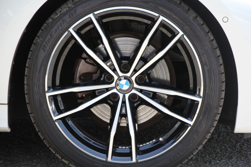 BMW 3シリーズ 320i Mｽﾎﾟｰﾂ ﾃﾞﾋﾞｭｰ&ｺﾝﾌｫｰﾄP 1ｵｰﾅ ﾋｰﾀｰ黒革 専用ﾌﾞﾙｰｽﾃｯﾁ 19AW 360度ｶﾒﾗ 追従ACC ｽﾃｱﾘﾝｸﾞｻﾎﾟｰﾄ LEDﾍｯﾄﾞﾗｲﾄ 電動ﾄﾗﾝｸ ｱｯﾌﾟﾙｶｰﾌﾟﾚｲ ﾀｯﾁ画面HDDﾅﾋﾞﾜｲﾔﾚｽ充電 hi-fiｽﾋﾟｰｶｰ 2年保証