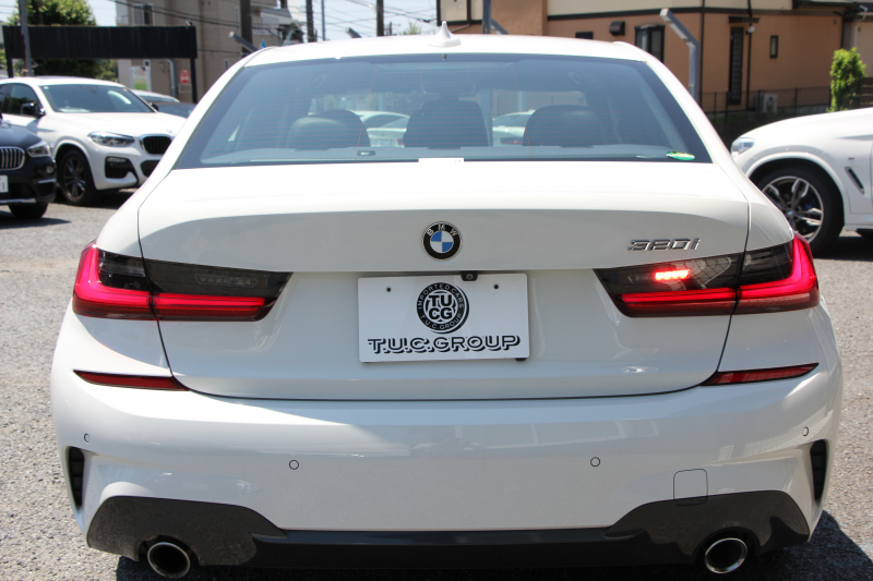 BMW 3シリーズ 320i Mｽﾎﾟｰﾂ ﾃﾞﾋﾞｭｰ&ｺﾝﾌｫｰﾄP 1ｵｰﾅ ﾋｰﾀｰ黒革 専用ﾌﾞﾙｰｽﾃｯﾁ 19AW 360度ｶﾒﾗ 追従ACC ｽﾃｱﾘﾝｸﾞｻﾎﾟｰﾄ LEDﾍｯﾄﾞﾗｲﾄ 電動ﾄﾗﾝｸ ｱｯﾌﾟﾙｶｰﾌﾟﾚｲ ﾀｯﾁ画面HDDﾅﾋﾞﾜｲﾔﾚｽ充電 hi-fiｽﾋﾟｰｶｰ 2年保証