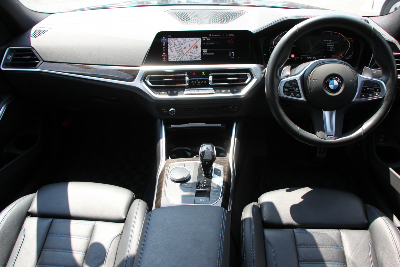 BMW 3シリーズ 330i Mｽﾎﾟｰﾂ ﾃﾞﾋﾞｭｰ&ｺﾝﾌｫｰﾄP ｻﾝﾙｰﾌ 258馬力 ﾋｰﾀｰ黒革 専用青ｽﾃｯﾁ 追従ACC ｽﾃｱｻﾎﾟｰﾄ ｵﾌﾟｼｮﾝ19AW Mｽﾎﾟｰﾂﾌﾞﾚｰｷ LEDﾍｯﾄﾞﾗｲﾄ ｵｰﾄﾊｲﾋﾞｰﾑ 360度ｶﾒﾗ 電動ﾄﾗﾝｸ Hi-fiｽﾋﾟｰｶｰ ﾗｲﾌﾞｺｯｸﾋﾟｯﾄﾞﾌﾞﾗｯｸｷﾄﾞﾆｰｸﾞﾘﾙ 2年保証