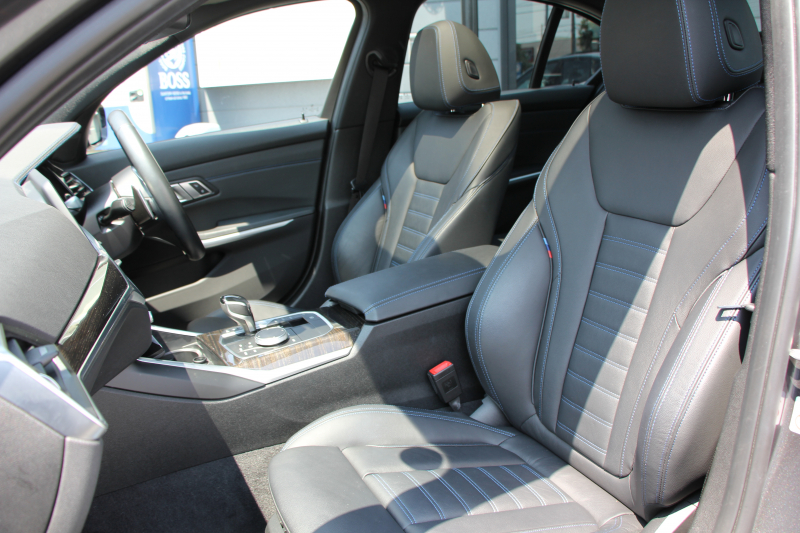 BMW 3シリーズ 330i Mｽﾎﾟｰﾂ ﾃﾞﾋﾞｭｰ&ｺﾝﾌｫｰﾄP ｻﾝﾙｰﾌ 258馬力 ﾋｰﾀｰ黒革 専用青ｽﾃｯﾁ 追従ACC ｽﾃｱｻﾎﾟｰﾄ ｵﾌﾟｼｮﾝ19AW Mｽﾎﾟｰﾂﾌﾞﾚｰｷ LEDﾍｯﾄﾞﾗｲﾄ ｵｰﾄﾊｲﾋﾞｰﾑ 360度ｶﾒﾗ 電動ﾄﾗﾝｸ Hi-fiｽﾋﾟｰｶｰ ﾗｲﾌﾞｺｯｸﾋﾟｯﾄﾞﾌﾞﾗｯｸｷﾄﾞﾆｰｸﾞﾘﾙ 2年保証