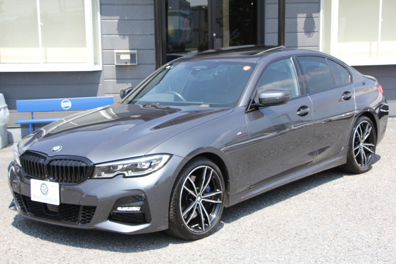 BMW 3シリーズ 330i Mｽﾎﾟｰﾂ ﾃﾞﾋﾞｭｰ&ｺﾝﾌｫｰﾄP ｻﾝﾙｰﾌ 258馬力 ﾋｰﾀｰ黒革 専用青ｽﾃｯﾁ 追従ACC ｽﾃｱｻﾎﾟｰﾄ ｵﾌﾟｼｮﾝ19AW Mｽﾎﾟｰﾂﾌﾞﾚｰｷ LEDﾍｯﾄﾞﾗｲﾄ ｵｰﾄﾊｲﾋﾞｰﾑ 360度ｶﾒﾗ 電動ﾄﾗﾝｸ Hi-fiｽﾋﾟｰｶｰ ﾗｲﾌﾞｺｯｸﾋﾟｯﾄﾞﾌﾞﾗｯｸｷﾄﾞﾆｰｸﾞﾘﾙ 2年保証