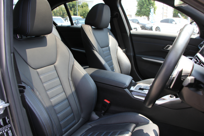 BMW 3シリーズ 330i Mｽﾎﾟｰﾂ ﾃﾞﾋﾞｭｰ&ｺﾝﾌｫｰﾄP ｻﾝﾙｰﾌ 258馬力 ﾋｰﾀｰ黒革 専用青ｽﾃｯﾁ 追従ACC ｽﾃｱｻﾎﾟｰﾄ ｵﾌﾟｼｮﾝ19AW Mｽﾎﾟｰﾂﾌﾞﾚｰｷ LEDﾍｯﾄﾞﾗｲﾄ ｵｰﾄﾊｲﾋﾞｰﾑ 360度ｶﾒﾗ 電動ﾄﾗﾝｸ Hi-fiｽﾋﾟｰｶｰ ﾗｲﾌﾞｺｯｸﾋﾟｯﾄﾞﾌﾞﾗｯｸｷﾄﾞﾆｰｸﾞﾘﾙ 2年保証