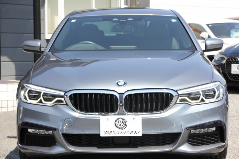 BMW 5シリーズ 530i Mｽﾎﾟｰﾂ ｺﾝﾌｫｰﾄP 高出力 252馬力 全席ﾋｰﾀｰ黒革 HUD ｿﾌﾄｸﾛｰｽﾞﾄﾞｱ ｺﾝﾌｫｰﾄｼｰﾄ&ﾍﾞﾝﾁﾚｰｼｮﾝ&ﾏｯｻｰｼﾞ追従ACC ｽﾃｱﾘﾝｸﾞｻﾎﾟｰﾄ LEDﾍｯﾄﾞﾗｲﾄ ﾀｯﾁ画面HDDﾅﾋﾞTV 360度ｶﾒﾗ Pｱｼｽﾄﾌﾟﾗｽ 電動ﾄﾗﾝｸ 2年保証