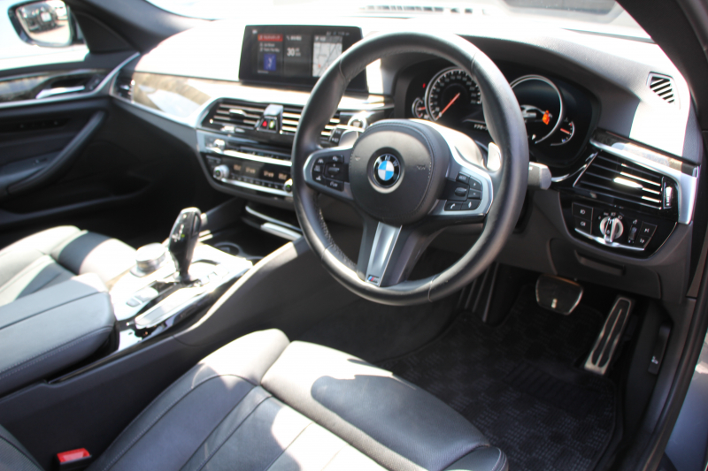 BMW 5シリーズ 530i Mｽﾎﾟｰﾂ ｺﾝﾌｫｰﾄP 高出力 252馬力 全席ﾋｰﾀｰ黒革 HUD ｿﾌﾄｸﾛｰｽﾞﾄﾞｱ ｺﾝﾌｫｰﾄｼｰﾄ&ﾍﾞﾝﾁﾚｰｼｮﾝ&ﾏｯｻｰｼﾞ追従ACC ｽﾃｱﾘﾝｸﾞｻﾎﾟｰﾄ LEDﾍｯﾄﾞﾗｲﾄ ﾀｯﾁ画面HDDﾅﾋﾞTV 360度ｶﾒﾗ Pｱｼｽﾄﾌﾟﾗｽ 電動ﾄﾗﾝｸ 2年保証