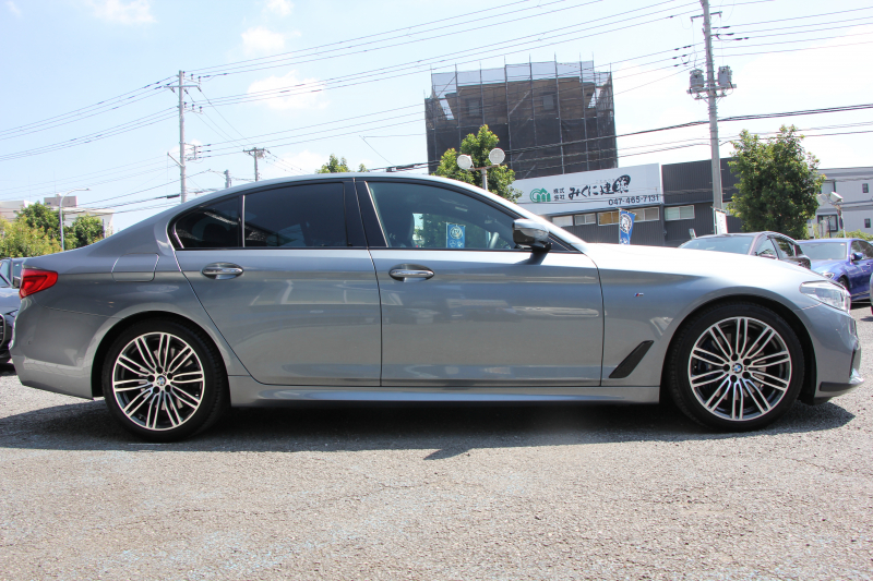 BMW 5シリーズ 530i Mｽﾎﾟｰﾂ ｺﾝﾌｫｰﾄP 高出力 252馬力 全席ﾋｰﾀｰ黒革 HUD ｿﾌﾄｸﾛｰｽﾞﾄﾞｱ ｺﾝﾌｫｰﾄｼｰﾄ&ﾍﾞﾝﾁﾚｰｼｮﾝ&ﾏｯｻｰｼﾞ追従ACC ｽﾃｱﾘﾝｸﾞｻﾎﾟｰﾄ LEDﾍｯﾄﾞﾗｲﾄ ﾀｯﾁ画面HDDﾅﾋﾞTV 360度ｶﾒﾗ Pｱｼｽﾄﾌﾟﾗｽ 電動ﾄﾗﾝｸ 2年保証