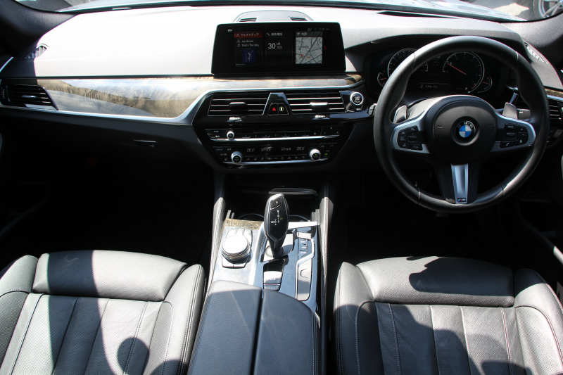 BMW 5シリーズ 530i Mｽﾎﾟｰﾂ ｺﾝﾌｫｰﾄP 高出力 252馬力 全席ﾋｰﾀｰ黒革 HUD ｿﾌﾄｸﾛｰｽﾞﾄﾞｱ ｺﾝﾌｫｰﾄｼｰﾄ&ﾍﾞﾝﾁﾚｰｼｮﾝ&ﾏｯｻｰｼﾞ追従ACC ｽﾃｱﾘﾝｸﾞｻﾎﾟｰﾄ LEDﾍｯﾄﾞﾗｲﾄ ﾀｯﾁ画面HDDﾅﾋﾞTV 360度ｶﾒﾗ Pｱｼｽﾄﾌﾟﾗｽ 電動ﾄﾗﾝｸ 2年保証