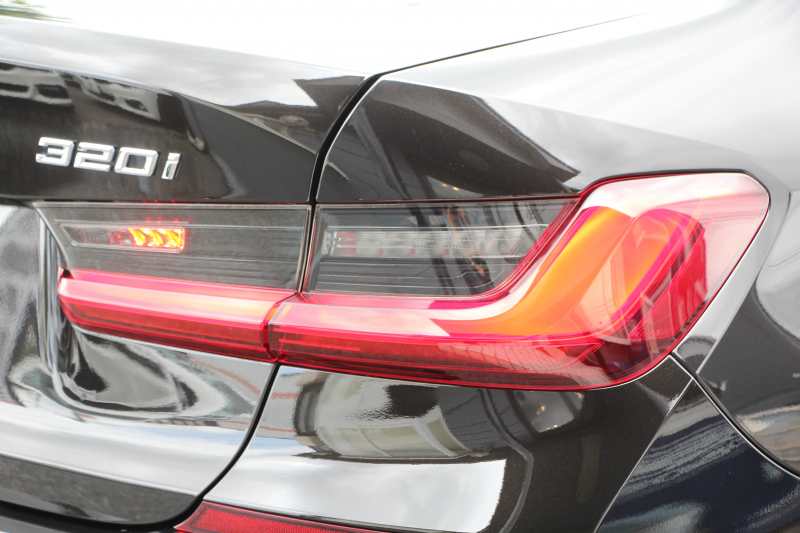 BMW 3シリーズ 320i ｼﾄﾘﾝﾌﾞﾗｯｸｴﾃﾞｨｼｮﾝ 首都圏限定88台 ﾊｲﾗｲﾝ ｵｲｽﾀｰﾚｻﾞｰ ｼｰﾄﾋｰﾀｰ ｺﾝﾌｫｰﾄP 電動ﾄﾗﾝｸ Hi-fiｽﾋﾟｰｶｰ 360度ｶﾒﾗ 19AW 追従ACC ｽﾃｱﾘﾝｸﾞｻﾎﾟｰﾄ ｱｯﾌﾟﾙｶｰﾌﾟﾚｲ ﾀｯﾁ画面HDDﾅﾋﾞLEDﾍｯﾄﾞﾗｲﾄ ｵｰﾄﾊｲﾋﾞｰﾑ 2年保証