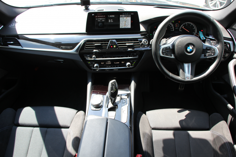 BMW 5シリーズ 523d ﾂｰﾘﾝｸﾞｴﾃﾞｨｼｮﾝﾐｯｼｮﾝｲﾝﾎﾟｯｼﾌﾞﾙ 特別仕様車 ﾊｰﾏﾝｶｰﾄﾞﾝｻﾗｳﾝﾄﾞHUD 専用ﾌﾞﾗｯｸ19AW ﾌﾞﾗｯｸｷﾄﾞﾆｰｸﾞﾘﾙ 追従ACC ｽﾃｱﾘﾝｸﾞｻﾎﾟｰﾄ 360度ｶﾒﾗ Pｱｼｽﾄ ﾀｯﾁ画面HDDﾅﾋﾞTV LEDﾍｯﾄﾞﾗｲﾄ ｵｰﾄﾊｲﾋﾞｰﾑ 2年保証
