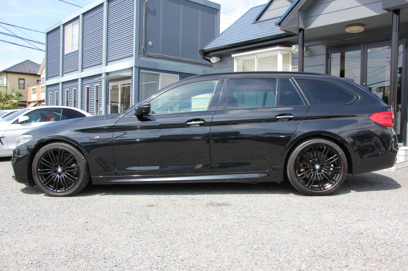 BMW 5シリーズ 523d ﾂｰﾘﾝｸﾞｴﾃﾞｨｼｮﾝﾐｯｼｮﾝｲﾝﾎﾟｯｼﾌﾞﾙ 特別仕様車 ﾊｰﾏﾝｶｰﾄﾞﾝｻﾗｳﾝﾄﾞHUD 専用ﾌﾞﾗｯｸ19AW ﾌﾞﾗｯｸｷﾄﾞﾆｰｸﾞﾘﾙ 追従ACC ｽﾃｱﾘﾝｸﾞｻﾎﾟｰﾄ 360度ｶﾒﾗ Pｱｼｽﾄ ﾀｯﾁ画面HDDﾅﾋﾞTV LEDﾍｯﾄﾞﾗｲﾄ ｵｰﾄﾊｲﾋﾞｰﾑ 2年保証