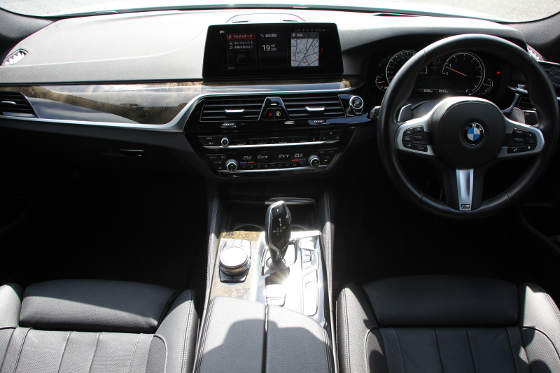 BMW 5シリーズ 540i Xdrive Mｽﾎﾟｰﾂ ｲﾉﾍﾞｰｼｮﾝ&ｺﾝﾌｫｰﾄP 直6ﾀｰﾎﾞ4WD 340馬力 ｻﾝﾙｰﾌ 全席ﾋｰﾀｰ黒革 ﾏｯｻｰｼﾞ&ﾍﾞﾝﾁﾚｰｼｮﾝ ｼﾞｪｽﾁｬｰC 純正可変&ｼｭﾆｯﾂｧｰｻｽ 3Ddesign20AW 液晶ﾒｰﾀｰ HUD 追従ACC LEDﾍｯﾄﾞﾗｲﾄ ﾀｯﾁ画面HDDﾅﾋﾞTV Mspﾌﾞﾚｰｷ 2年保証