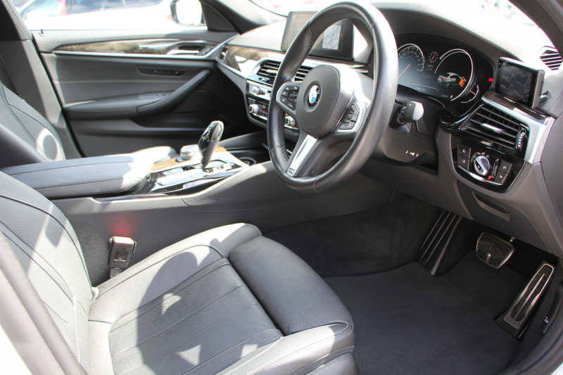 BMW 5シリーズ 540i Xdrive Mｽﾎﾟｰﾂ ｲﾉﾍﾞｰｼｮﾝ&ｺﾝﾌｫｰﾄP 直6ﾀｰﾎﾞ4WD 340馬力 ｻﾝﾙｰﾌ 全席ﾋｰﾀｰ黒革 ﾏｯｻｰｼﾞ&ﾍﾞﾝﾁﾚｰｼｮﾝ ｼﾞｪｽﾁｬｰC 純正可変&ｼｭﾆｯﾂｧｰｻｽ 3Ddesign20AW 液晶ﾒｰﾀｰ HUD 追従ACC LEDﾍｯﾄﾞﾗｲﾄ ﾀｯﾁ画面HDDﾅﾋﾞTV Mspﾌﾞﾚｰｷ 2年保証