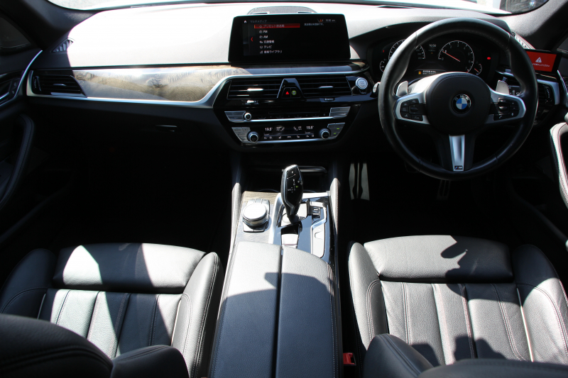 BMW 5シリーズ 530i ﾂｰﾘﾝｸﾞMｽﾎﾟｰﾂ ｾﾚｸﾄP 型式変更後｢ABA-JT20｣ 252馬力 ﾊﾟﾉﾗﾏｻﾝﾙｰﾌ ﾊｰﾏﾝｶｰﾄﾞﾝ 4ｿﾞｰﾝｴｱｺﾝ 全席ﾋｰﾀｰ黒革 HUD 追従ACC ｽﾃｱﾘﾝｸﾞｻﾎﾟｰﾄ 変更後全面液晶ﾒｰﾀｰ ﾀｯﾁ画面HDDﾅﾋﾞTV 360度ｶﾒﾗ 2年保証