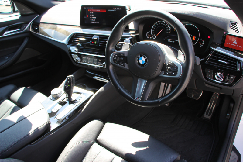 BMW 5シリーズ 530i ﾂｰﾘﾝｸﾞMｽﾎﾟｰﾂ ｾﾚｸﾄP 型式変更後｢ABA-JT20｣ 252馬力 ﾊﾟﾉﾗﾏｻﾝﾙｰﾌ ﾊｰﾏﾝｶｰﾄﾞﾝ 4ｿﾞｰﾝｴｱｺﾝ 全席ﾋｰﾀｰ黒革 HUD 追従ACC ｽﾃｱﾘﾝｸﾞｻﾎﾟｰﾄ 変更後全面液晶ﾒｰﾀｰ ﾀｯﾁ画面HDDﾅﾋﾞTV 360度ｶﾒﾗ 2年保証
