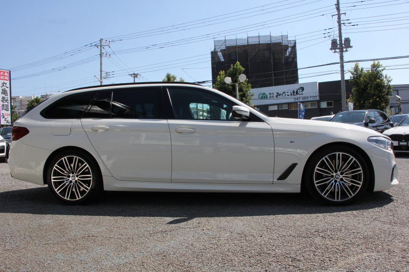BMW 5シリーズ 530i ﾂｰﾘﾝｸﾞMｽﾎﾟｰﾂ ｾﾚｸﾄP 型式変更後｢ABA-JT20｣ 252馬力 ﾊﾟﾉﾗﾏｻﾝﾙｰﾌ ﾊｰﾏﾝｶｰﾄﾞﾝ 4ｿﾞｰﾝｴｱｺﾝ 全席ﾋｰﾀｰ黒革 HUD 追従ACC ｽﾃｱﾘﾝｸﾞｻﾎﾟｰﾄ 変更後全面液晶ﾒｰﾀｰ ﾀｯﾁ画面HDDﾅﾋﾞTV 360度ｶﾒﾗ 2年保証