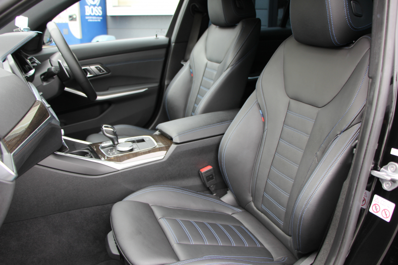 BMW 3シリーズ 320i Mｽﾎﾟｰﾂ ﾃﾞﾋﾞｭｰ&ｺﾝﾌｫｰﾄP ｻﾝﾙｰﾌ ﾋｰﾀｰ黒革 専用ﾌﾞﾙｰｽﾃｯﾁ 19AW 追従ACC ｽﾃｱﾘﾝｸﾞｻﾎﾟｰﾄ LEDﾍｯﾄﾞﾗｲﾄ ｵｰﾄﾊｲﾋﾞｰﾑ 電動ﾄﾗﾝｸ ｱｯﾌﾟﾙｶｰﾌﾟﾚｲ ﾀｯﾁ画面HDDﾅﾋﾞﾜｲﾔﾚｽ充電 Hi-fiｽﾋﾟｰｶｰ Pｱｼｽﾄ 専用ｴｱﾛ 2年保証