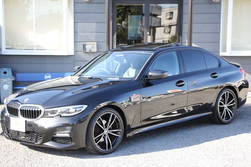 BMW 3シリーズ 320i Mｽﾎﾟｰﾂ ﾃﾞﾋﾞｭｰ&ｺﾝﾌｫｰﾄP ｻﾝﾙｰﾌ ﾋｰﾀｰ黒革 専用ﾌﾞﾙｰｽﾃｯﾁ 19AW 追従ACC ｽﾃｱﾘﾝｸﾞｻﾎﾟｰﾄ LEDﾍｯﾄﾞﾗｲﾄ ｵｰﾄﾊｲﾋﾞｰﾑ 電動ﾄﾗﾝｸ ｱｯﾌﾟﾙｶｰﾌﾟﾚｲ ﾀｯﾁ画面HDDﾅﾋﾞﾜｲﾔﾚｽ充電 Hi-fiｽﾋﾟｰｶｰ Pｱｼｽﾄ 専用ｴｱﾛ 2年保証