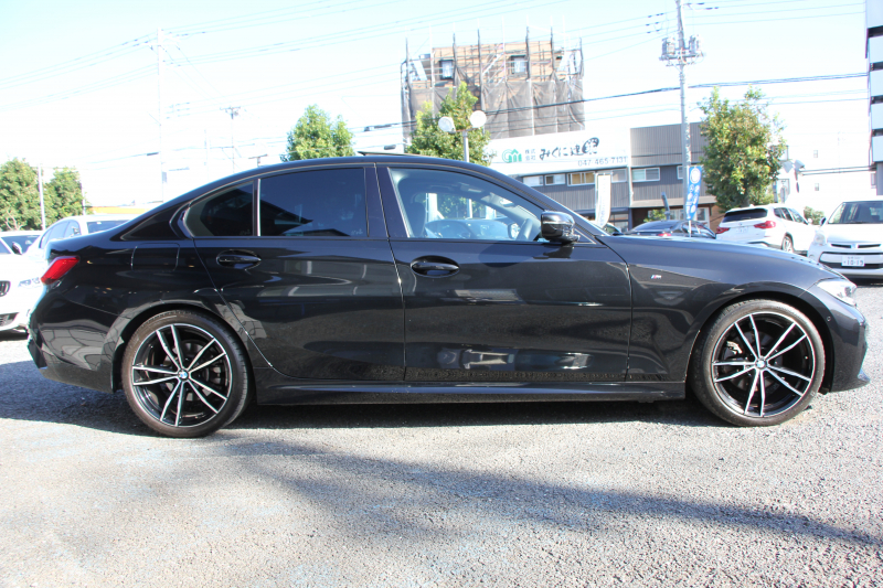 BMW 3シリーズ 320i Mｽﾎﾟｰﾂ ﾃﾞﾋﾞｭｰ&ｺﾝﾌｫｰﾄP ｻﾝﾙｰﾌ ﾋｰﾀｰ黒革 専用ﾌﾞﾙｰｽﾃｯﾁ 19AW 追従ACC ｽﾃｱﾘﾝｸﾞｻﾎﾟｰﾄ LEDﾍｯﾄﾞﾗｲﾄ ｵｰﾄﾊｲﾋﾞｰﾑ 電動ﾄﾗﾝｸ ｱｯﾌﾟﾙｶｰﾌﾟﾚｲ ﾀｯﾁ画面HDDﾅﾋﾞﾜｲﾔﾚｽ充電 Hi-fiｽﾋﾟｰｶｰ Pｱｼｽﾄ 専用ｴｱﾛ 2年保証