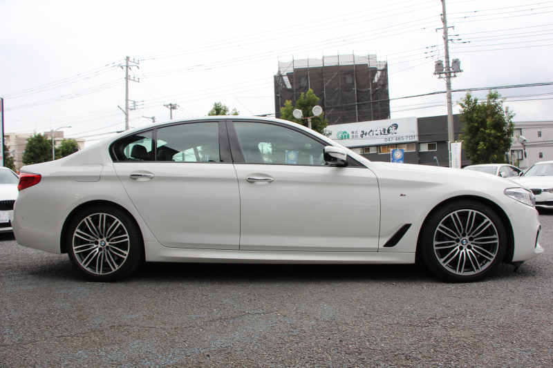 BMW 5シリーズ 530i Mｽﾎﾟｰﾂ ｲﾉﾍﾞｰｼｮﾝP 1ｵｰﾅ 高出力 252馬力 全席ﾋｰﾀｰ黒革 HUD ﾃﾞｨｽﾌﾟﾚｲｷｰ ﾘﾓｰﾄﾊﾟｰｷﾝｸﾞ追従ACC ｽﾃｱﾘﾝｸﾞｻﾎﾟｰﾄ LEDﾍｯﾄﾞﾗｲﾄ ｵｰﾄﾊｲﾋﾞｰﾑ ﾀｯﾁ画面HDDﾅﾋﾞTV ｼﾞｪｽﾁｬｰC 360度ｶﾒﾗ Pｱｼｽﾄﾌﾟﾗｽ 電動ﾄﾗﾝｸ 2年保証