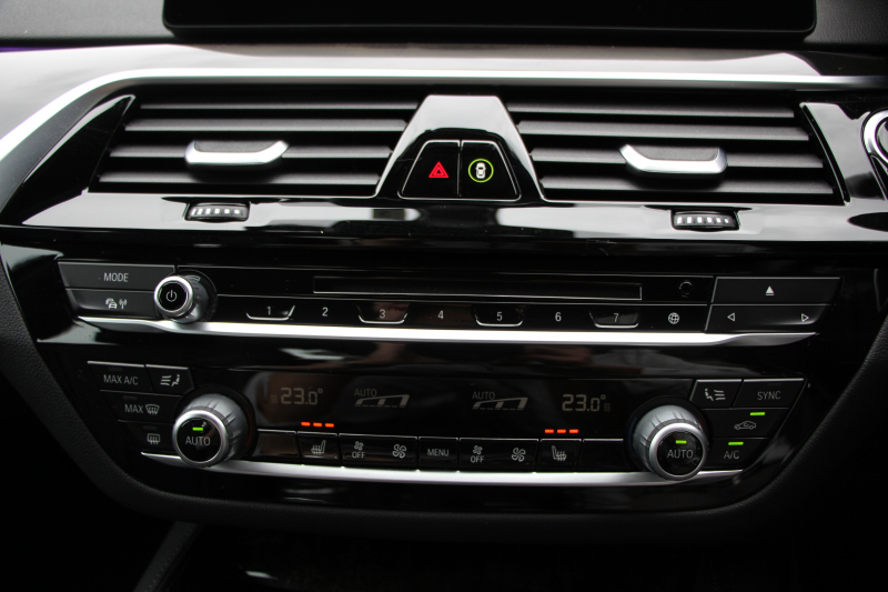 BMW 5シリーズ 530i Mｽﾎﾟｰﾂ ｲﾉﾍﾞｰｼｮﾝP 1ｵｰﾅ 高出力 252馬力 全席ﾋｰﾀｰ黒革 HUD ﾃﾞｨｽﾌﾟﾚｲｷｰ ﾘﾓｰﾄﾊﾟｰｷﾝｸﾞ追従ACC ｽﾃｱﾘﾝｸﾞｻﾎﾟｰﾄ LEDﾍｯﾄﾞﾗｲﾄ ｵｰﾄﾊｲﾋﾞｰﾑ ﾀｯﾁ画面HDDﾅﾋﾞTV ｼﾞｪｽﾁｬｰC 360度ｶﾒﾗ Pｱｼｽﾄﾌﾟﾗｽ 電動ﾄﾗﾝｸ 2年保証