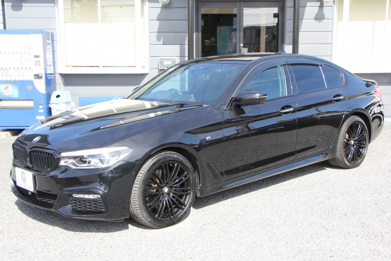 BMW 5シリーズ 530i ｴﾃﾞｨｼｮﾝﾐｯｼｮﾝｲﾝﾎﾟｯｼﾌﾞﾙ 特別仕様車 252馬力 ﾅｲﾄﾌﾞﾙｰﾚｻﾞｰ ｱﾀﾞﾌﾟﾃｨﾌﾞｻｽ ﾊｰﾏﾝｶｰﾄﾞﾝ HUD 追従ACC ｽﾃｱﾘﾝｸﾞｻﾎﾟｰﾄ ﾀｯﾁ画面HDDﾅﾋﾞTV LEDﾍｯﾄﾞﾗｲﾄ ｵｰﾄﾊｲﾋﾞｰﾑ 電動ﾄﾗﾝｸ 360度ｶﾒﾗ 全席ﾋｰﾀｰ 専用ﾌﾞﾗｯｸ19AW 2年保証