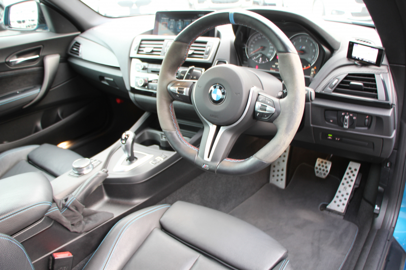 BMW Mシリーズ M2ｸｰﾍﾟMDCT 370馬力 直6ﾀｰﾎﾞ7速DCT ﾋｰﾀｰ黒革 Mﾊﾟﾌｫｰﾏﾝｽｽﾃｱﾘﾝｸﾞｶｰﾎﾞﾝﾘｯﾌﾟｽﾎﾟｲﾗｰ 3Ddesignｴｱﾛ HDDﾅﾋﾞBｶﾒﾗ 専用19AW 衝突軽減ﾌﾞﾚｰｷ 車線逸脱警告 歩行者警告 ﾌﾞﾚｰｷ付ｸﾙｺﾝ ｽﾏｰﾄｷｰ ｶｰﾎﾞﾝｲﾝﾃﾘｱﾄﾘﾑ ﾊﾟﾄﾞﾙｼﾌﾄ 2年保証