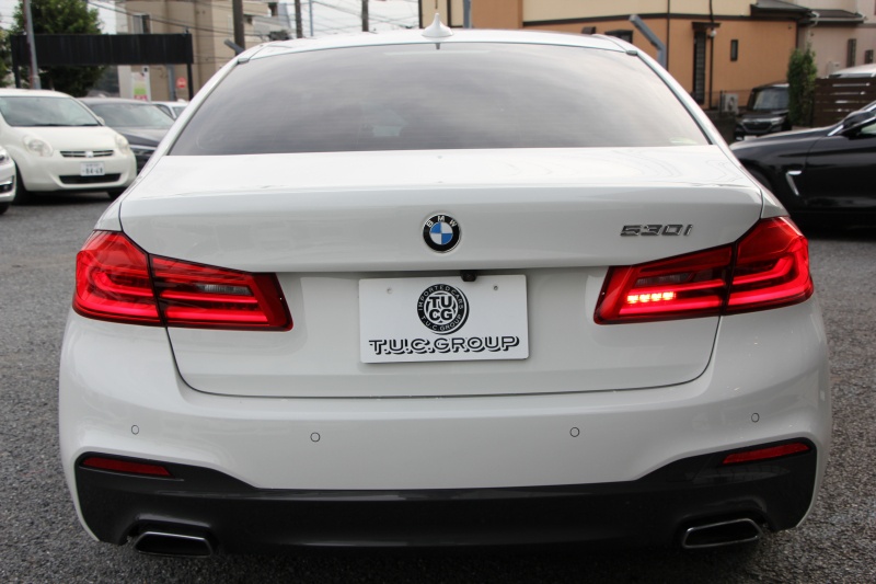 BMW 5シリーズ 530i Mｽﾎﾟｰﾂ 型式変更後｢JR20｣ 252馬力 全席ﾋｰﾀｰ黒革 HUD 追従ACC ｽﾃｱﾘﾝｸﾞｻﾎﾟｰﾄ 変更後全面液晶ﾒｰﾀｰ LEDﾍｯﾄﾞﾗｲﾄ ｵｰﾄﾊｲﾋﾞｰﾑ ﾀｯﾁ画面HDDﾅﾋﾞTV 360度ｶﾒﾗ Mspﾌﾞﾚｰｷ 19AW 電動ﾄﾗﾝｸ 専用ｴｱﾛ 2年保証