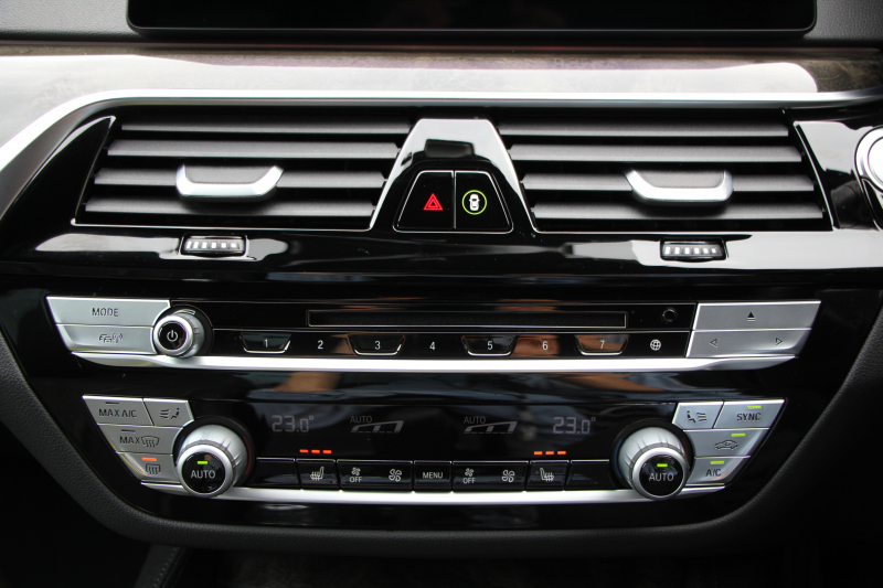 BMW 5シリーズ 530i Mｽﾎﾟｰﾂ 型式変更後｢JR20｣ 252馬力 全席ﾋｰﾀｰ黒革 HUD 追従ACC ｽﾃｱﾘﾝｸﾞｻﾎﾟｰﾄ 変更後全面液晶ﾒｰﾀｰ LEDﾍｯﾄﾞﾗｲﾄ ｵｰﾄﾊｲﾋﾞｰﾑ ﾀｯﾁ画面HDDﾅﾋﾞTV 360度ｶﾒﾗ Mspﾌﾞﾚｰｷ 19AW 電動ﾄﾗﾝｸ 専用ｴｱﾛ 2年保証