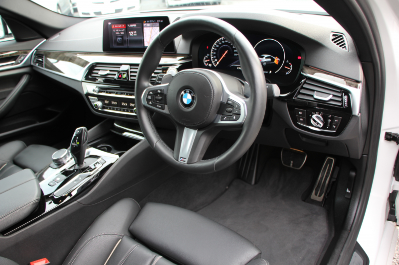 BMW 5シリーズ 530i Mｽﾎﾟｰﾂ 型式変更後｢JR20｣ 252馬力 全席ﾋｰﾀｰ黒革 HUD 追従ACC ｽﾃｱﾘﾝｸﾞｻﾎﾟｰﾄ 変更後全面液晶ﾒｰﾀｰ LEDﾍｯﾄﾞﾗｲﾄ ｵｰﾄﾊｲﾋﾞｰﾑ ﾀｯﾁ画面HDDﾅﾋﾞTV 360度ｶﾒﾗ Mspﾌﾞﾚｰｷ 19AW 電動ﾄﾗﾝｸ 専用ｴｱﾛ 2年保証