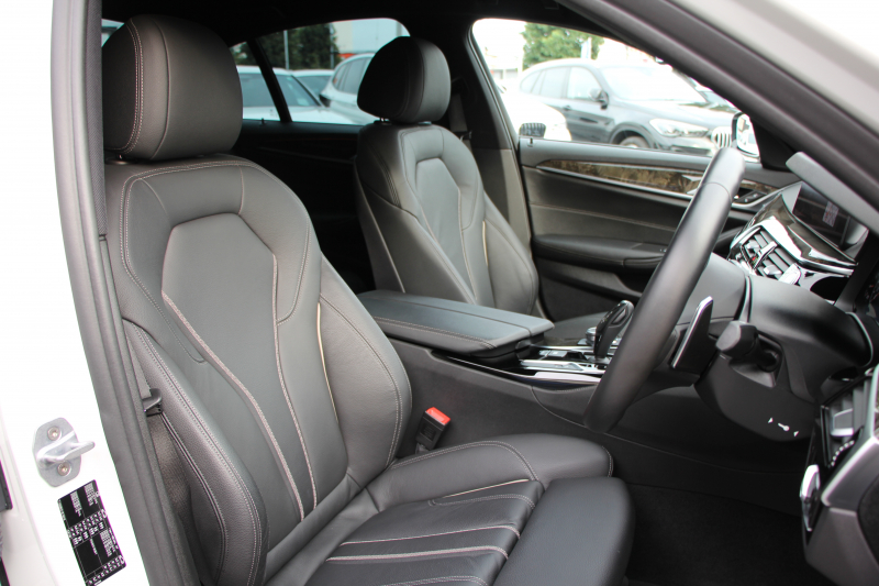 BMW 5シリーズ 530i Mｽﾎﾟｰﾂ 型式変更後｢JR20｣ 252馬力 全席ﾋｰﾀｰ黒革 HUD 追従ACC ｽﾃｱﾘﾝｸﾞｻﾎﾟｰﾄ 変更後全面液晶ﾒｰﾀｰ LEDﾍｯﾄﾞﾗｲﾄ ｵｰﾄﾊｲﾋﾞｰﾑ ﾀｯﾁ画面HDDﾅﾋﾞTV 360度ｶﾒﾗ Mspﾌﾞﾚｰｷ 19AW 電動ﾄﾗﾝｸ 専用ｴｱﾛ 2年保証