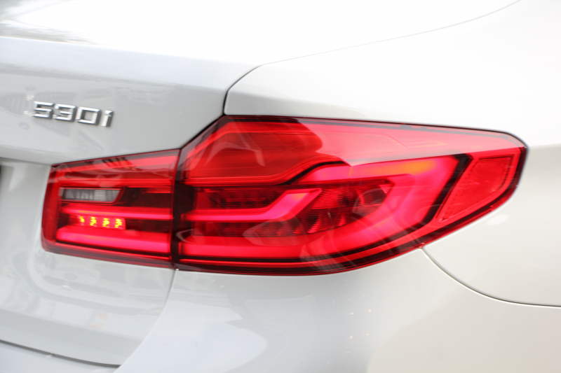 BMW 5シリーズ 530i Mｽﾎﾟｰﾂ 型式変更後｢JR20｣ 252馬力 全席ﾋｰﾀｰ黒革 HUD 追従ACC ｽﾃｱﾘﾝｸﾞｻﾎﾟｰﾄ 変更後全面液晶ﾒｰﾀｰ LEDﾍｯﾄﾞﾗｲﾄ ｵｰﾄﾊｲﾋﾞｰﾑ ﾀｯﾁ画面HDDﾅﾋﾞTV 360度ｶﾒﾗ Mspﾌﾞﾚｰｷ 19AW 電動ﾄﾗﾝｸ 専用ｴｱﾛ 2年保証