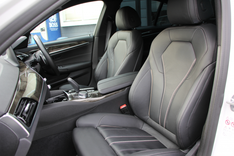 BMW 5シリーズ 530i Mｽﾎﾟｰﾂ 型式変更後｢JR20｣ 252馬力 全席ﾋｰﾀｰ黒革 HUD 追従ACC ｽﾃｱﾘﾝｸﾞｻﾎﾟｰﾄ 変更後全面液晶ﾒｰﾀｰ LEDﾍｯﾄﾞﾗｲﾄ ｵｰﾄﾊｲﾋﾞｰﾑ ﾀｯﾁ画面HDDﾅﾋﾞTV 360度ｶﾒﾗ Mspﾌﾞﾚｰｷ 19AW 電動ﾄﾗﾝｸ 専用ｴｱﾛ 2年保証