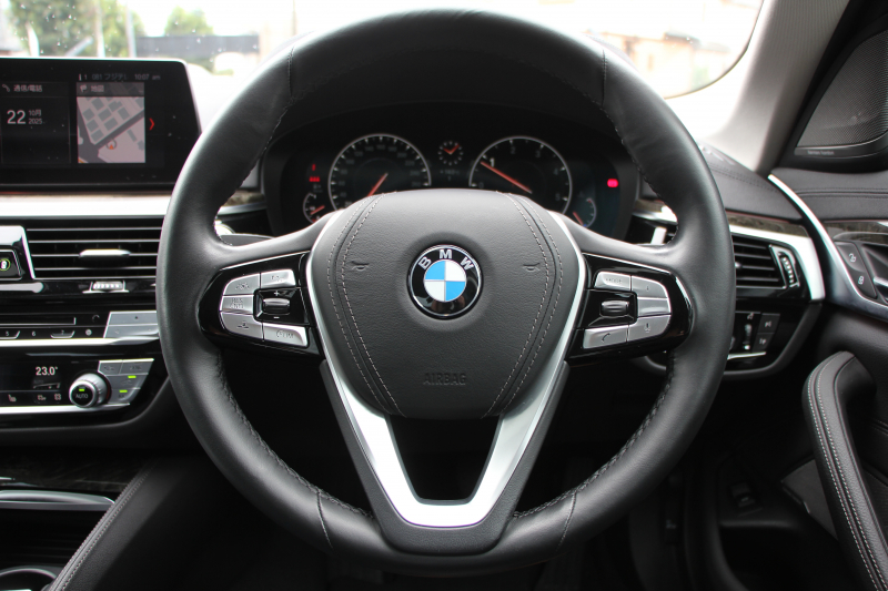 BMW 5シリーズ 523d ﾗｸﾞｼﾞｭｱﾘｰ ｾﾚｸﾄP ｻﾝﾙｰﾌ 全席ﾋｰﾀｰ黒革 ﾊｰﾏﾝｶｰﾄﾞﾝｻﾗｳﾝﾄﾞ4ｿﾞｰﾝｴｱｺﾝ HUD 追従ACC ｽﾃｱﾘﾝｸﾞｻﾎﾟｰﾄ ﾀｯﾁ画面HDDﾅﾋﾞTV 360度ｶﾒﾗ 電動ﾄﾗﾝｸ LEDﾍｯﾄﾞﾗｲﾄ ｵｰﾄﾊｲﾋﾞｰﾑ 電動ﾄﾗﾝｸ ｸﾛｰﾑﾗｲﾝ 2年保証