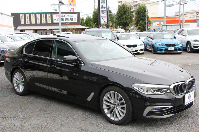 BMW 5シリーズ 523d ﾗｸﾞｼﾞｭｱﾘｰ ｾﾚｸﾄP ｻﾝﾙｰﾌ 全席ﾋｰﾀｰ黒革 ﾊｰﾏﾝｶｰﾄﾞﾝｻﾗｳﾝﾄﾞ4ｿﾞｰﾝｴｱｺﾝ HUD 追従ACC ｽﾃｱﾘﾝｸﾞｻﾎﾟｰﾄ ﾀｯﾁ画面HDDﾅﾋﾞTV 360度ｶﾒﾗ 電動ﾄﾗﾝｸ LEDﾍｯﾄﾞﾗｲﾄ ｵｰﾄﾊｲﾋﾞｰﾑ 電動ﾄﾗﾝｸ ｸﾛｰﾑﾗｲﾝ 2年保証