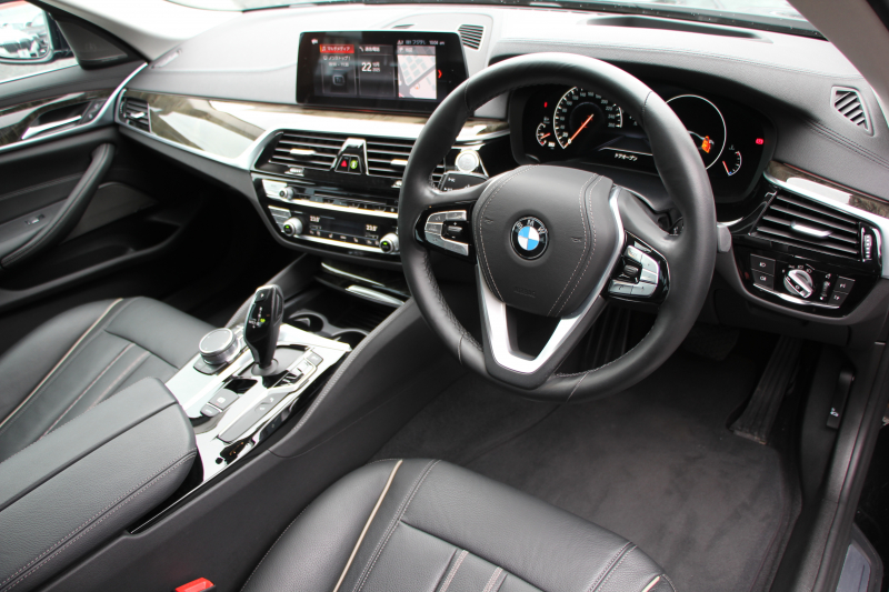 BMW 5シリーズ 523d ﾗｸﾞｼﾞｭｱﾘｰ ｾﾚｸﾄP ｻﾝﾙｰﾌ 全席ﾋｰﾀｰ黒革 ﾊｰﾏﾝｶｰﾄﾞﾝｻﾗｳﾝﾄﾞ4ｿﾞｰﾝｴｱｺﾝ HUD 追従ACC ｽﾃｱﾘﾝｸﾞｻﾎﾟｰﾄ ﾀｯﾁ画面HDDﾅﾋﾞTV 360度ｶﾒﾗ 電動ﾄﾗﾝｸ LEDﾍｯﾄﾞﾗｲﾄ ｵｰﾄﾊｲﾋﾞｰﾑ 電動ﾄﾗﾝｸ ｸﾛｰﾑﾗｲﾝ 2年保証