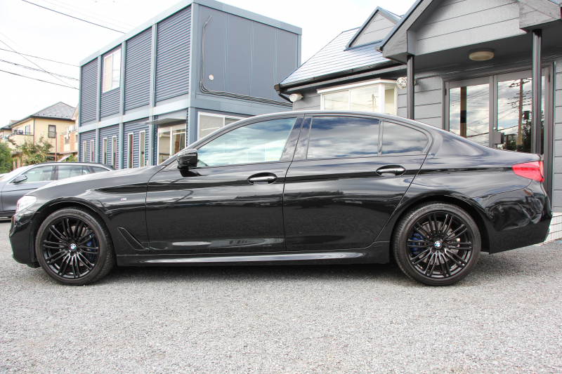 BMW 5シリーズ 530i ｴﾃﾞｨｼｮﾝﾐｯｼｮﾝｲﾝﾎﾟｯｼﾌﾞﾙ 特別仕様車 252馬力 ﾅｲﾄﾌﾞﾙｰﾚｻﾞｰ ｱﾀﾞﾌﾟﾃｨﾌﾞｻｽ ﾊｰﾏﾝｶｰﾄﾞﾝ HUD 追従ACC ｽﾃｱﾘﾝｸﾞｻﾎﾟｰﾄ ﾀｯﾁ画面HDDﾅﾋﾞTV LEDﾍｯﾄﾞﾗｲﾄ ｵｰﾄﾊｲﾋﾞｰﾑ 電動ﾄﾗﾝｸ 360度ｶﾒﾗ 全席ﾋｰﾀｰ 専用ﾌﾞﾗｯｸ19AW 2年保証
