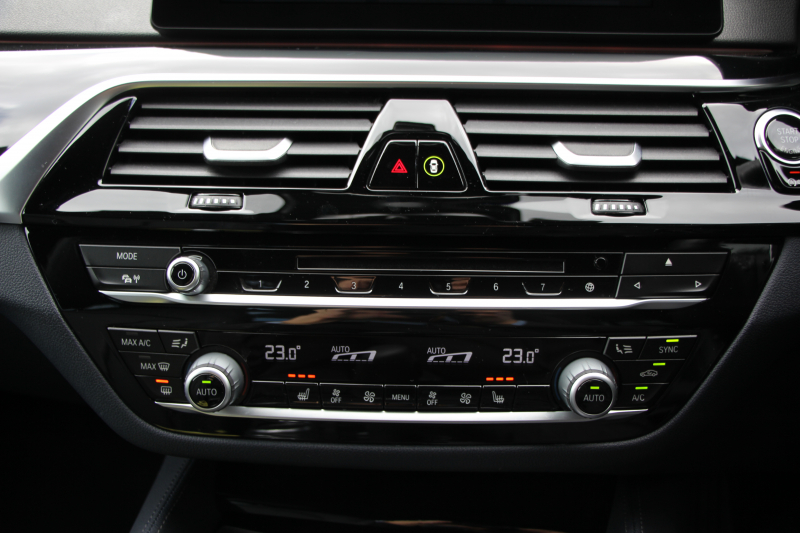 BMW 5シリーズ 530i ｴﾃﾞｨｼｮﾝﾐｯｼｮﾝｲﾝﾎﾟｯｼﾌﾞﾙ 特別仕様車 252馬力 ﾅｲﾄﾌﾞﾙｰﾚｻﾞｰ ｱﾀﾞﾌﾟﾃｨﾌﾞｻｽ ﾊｰﾏﾝｶｰﾄﾞﾝ HUD 追従ACC ｽﾃｱﾘﾝｸﾞｻﾎﾟｰﾄ ﾀｯﾁ画面HDDﾅﾋﾞTV LEDﾍｯﾄﾞﾗｲﾄ ｵｰﾄﾊｲﾋﾞｰﾑ 電動ﾄﾗﾝｸ 360度ｶﾒﾗ 全席ﾋｰﾀｰ 専用ﾌﾞﾗｯｸ19AW 2年保証