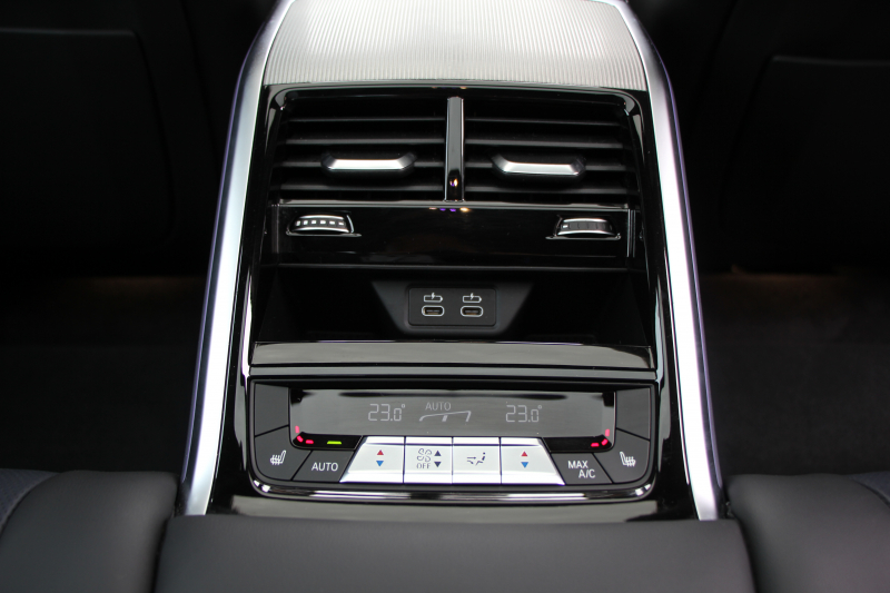 BMW 8シリーズ 840i ｸﾞﾗﾝｸｰﾍﾟMｽﾎﾟｰﾂ ﾊﾟﾉﾗﾏｻﾝﾙｰﾌ indiviﾒﾘﾉﾚｻﾞｰ ﾅｲﾄﾌﾞﾙｰ&ﾌﾞﾗｯｸﾚｻﾞｰ ﾚｰｻﾞｰﾗｲﾄ ｵﾌﾟｼｮﾝ20AW ﾊｰﾏﾝｶｰﾄﾞﾝｻｳﾝﾄﾞｸﾘｽﾀﾙﾌｨﾆｯｼｭ 360度ｶﾒﾗ 追従ACC HUD 全席ﾋｰﾀｰ ﾌﾛﾝﾄﾍﾞﾝﾁﾚｰｼｮﾝ ｿﾌﾄｸﾛｰｽﾞﾄﾞｱ 2年保証