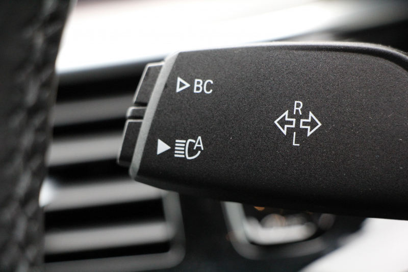 BMW 5シリーズ 530i ﾂｰﾘﾝｸﾞMｽﾎﾟｰﾂ ｾﾚｸﾄP 1ｵｰﾅ 型式変更後｢ABA-JT20｣ 252馬力 ﾊﾟﾉﾗﾏｻﾝﾙｰﾌ ﾊｰﾏﾝｶｰﾄﾞﾝ 4ｿﾞｰﾝｴｱｺﾝ 全席ﾋｰﾀｰ黒革 HUD 追従ACC ｽﾃｱﾘﾝｸﾞｻﾎﾟｰﾄ 変更後全面液晶ﾒｰﾀｰ ﾀｯﾁ画面HDDﾅﾋﾞTV 360度ｶﾒﾗ 2年保証