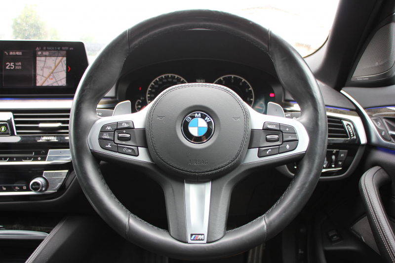 BMW 5シリーズ 530i ﾂｰﾘﾝｸﾞMｽﾎﾟｰﾂ ｾﾚｸﾄP 1ｵｰﾅ 型式変更後｢ABA-JT20｣ 252馬力 ﾊﾟﾉﾗﾏｻﾝﾙｰﾌ ﾊｰﾏﾝｶｰﾄﾞﾝ 4ｿﾞｰﾝｴｱｺﾝ 全席ﾋｰﾀｰ黒革 HUD 追従ACC ｽﾃｱﾘﾝｸﾞｻﾎﾟｰﾄ 変更後全面液晶ﾒｰﾀｰ ﾀｯﾁ画面HDDﾅﾋﾞTV 360度ｶﾒﾗ 2年保証