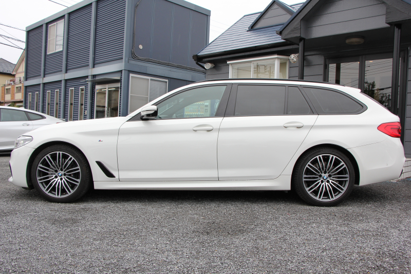BMW 5シリーズ 530i ﾂｰﾘﾝｸﾞMｽﾎﾟｰﾂ ｾﾚｸﾄP 1ｵｰﾅ 型式変更後｢ABA-JT20｣ 252馬力 ﾊﾟﾉﾗﾏｻﾝﾙｰﾌ ﾊｰﾏﾝｶｰﾄﾞﾝ 4ｿﾞｰﾝｴｱｺﾝ 全席ﾋｰﾀｰ黒革 HUD 追従ACC ｽﾃｱﾘﾝｸﾞｻﾎﾟｰﾄ 変更後全面液晶ﾒｰﾀｰ ﾀｯﾁ画面HDDﾅﾋﾞTV 360度ｶﾒﾗ 2年保証