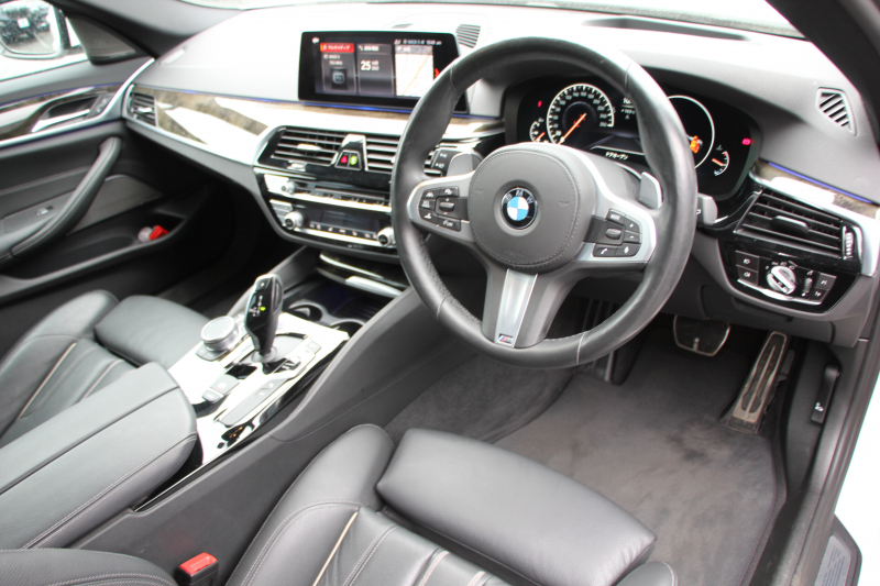 BMW 5シリーズ 530i ﾂｰﾘﾝｸﾞMｽﾎﾟｰﾂ ｾﾚｸﾄP 1ｵｰﾅ 型式変更後｢ABA-JT20｣ 252馬力 ﾊﾟﾉﾗﾏｻﾝﾙｰﾌ ﾊｰﾏﾝｶｰﾄﾞﾝ 4ｿﾞｰﾝｴｱｺﾝ 全席ﾋｰﾀｰ黒革 HUD 追従ACC ｽﾃｱﾘﾝｸﾞｻﾎﾟｰﾄ 変更後全面液晶ﾒｰﾀｰ ﾀｯﾁ画面HDDﾅﾋﾞTV 360度ｶﾒﾗ 2年保証