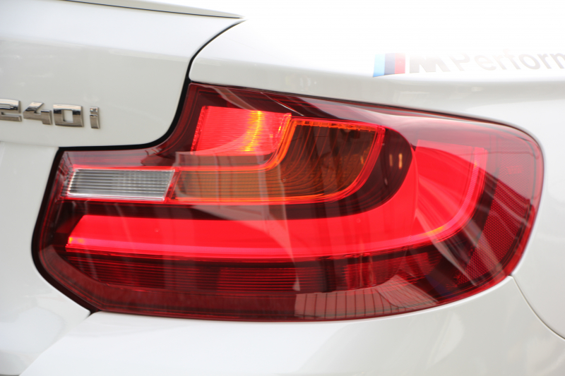 BMW 2シリーズ M235i ｸｰﾍﾟﾋｰﾀｰ黒革 326馬力 直6ﾀｰﾎﾞ8速AT 真珠色 N55ｴﾝｼﾞﾝ ｱﾀﾞﾌﾟﾃｨﾌﾞMｻｽ 衝突軽減ﾌﾞﾚｰｷ 車線逸脱警告 歩行者警告 ﾌﾞﾚｰｷ付ｸﾙｺﾝ HDDﾅﾋﾞBｶﾒﾗ&ﾘｱPDCｾﾝｻｰ Bluetooth接続 2ｿﾞｰﾝｴｱｺﾝ 2年保証