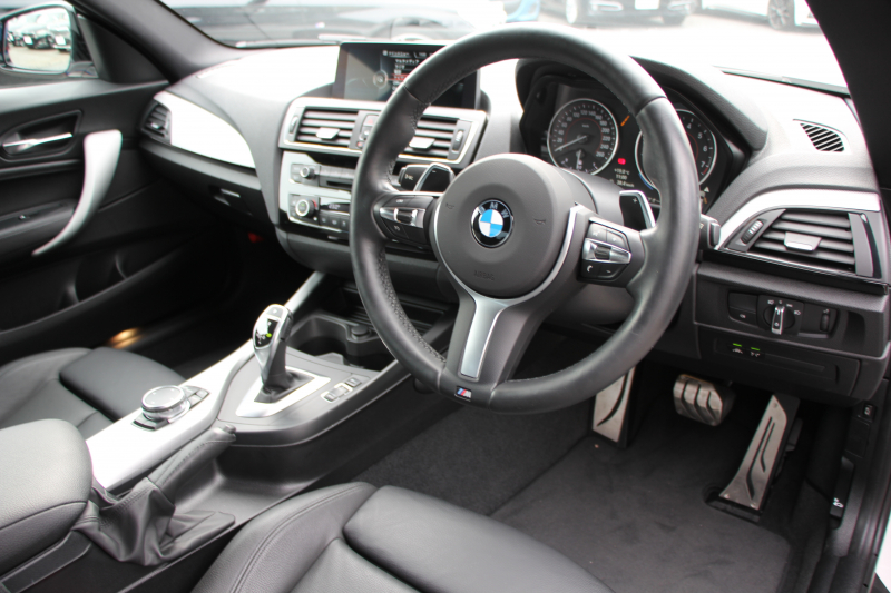 BMW 2シリーズ M235i ｸｰﾍﾟﾋｰﾀｰ黒革 326馬力 直6ﾀｰﾎﾞ8速AT 真珠色 N55ｴﾝｼﾞﾝ ｱﾀﾞﾌﾟﾃｨﾌﾞMｻｽ 衝突軽減ﾌﾞﾚｰｷ 車線逸脱警告 歩行者警告 ﾌﾞﾚｰｷ付ｸﾙｺﾝ HDDﾅﾋﾞBｶﾒﾗ&ﾘｱPDCｾﾝｻｰ Bluetooth接続 2ｿﾞｰﾝｴｱｺﾝ 2年保証