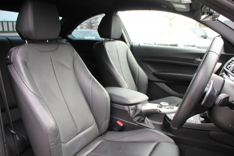 BMW 2シリーズ M235i ｸｰﾍﾟﾋｰﾀｰ黒革 326馬力 直6ﾀｰﾎﾞ8速AT 真珠色 N55ｴﾝｼﾞﾝ ｱﾀﾞﾌﾟﾃｨﾌﾞMｻｽ 衝突軽減ﾌﾞﾚｰｷ 車線逸脱警告 歩行者警告 ﾌﾞﾚｰｷ付ｸﾙｺﾝ HDDﾅﾋﾞBｶﾒﾗ&ﾘｱPDCｾﾝｻｰ Bluetooth接続 2ｿﾞｰﾝｴｱｺﾝ 2年保証