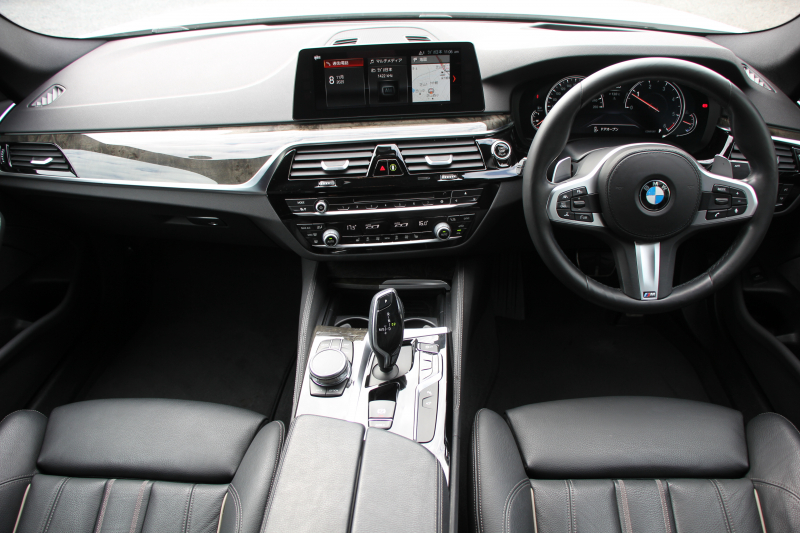 BMW 5シリーズ 523d Mｽﾎﾟｰﾂ ﾊｲﾗｲﾝ 全席ﾋｰﾀｰ黒革 HUD ｶﾀﾛｸﾞ燃費21.5km/L 追従ACC ｽﾃｱﾘﾝｸﾞｻﾎﾟｰﾄ LEDﾍｯﾄﾞﾗｲﾄ ｵｰﾄﾊｲﾋﾞｰﾑ 液晶ﾒｰﾀｰ 360度ｶﾒﾗ ﾀｯﾁ画面HDDﾅﾋﾞTV 専用ｴｱﾛ 19AW 電動ﾄﾗﾝｸ ｽﾏｰﾄｷｰ ﾊﾟﾄﾞﾙｼﾌﾄ 2年保証