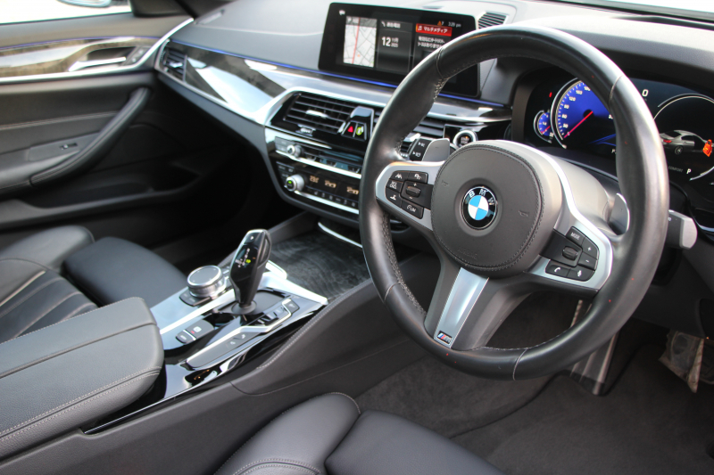 BMW 5シリーズ 523i Mｽﾎﾟｰﾂ ﾊｲﾗｲﾝ ｲﾉﾍﾞｰｼｮﾝP ｻﾝﾙｰﾌ 全席ﾋｰﾀｰ黒革 ﾃﾞｨｽﾌﾟﾚｲｷｰ HUD ｼﾞｪｽﾁｬｰC ﾜｲﾔﾚｽ充電 追従ACC ｽﾃｱﾘﾝｸﾞｻﾎﾟｰﾄ ﾀｯﾁ画面HDDﾅﾋﾞTV LEDﾍｯﾄﾞﾗｲﾄ ｵｰﾄﾊｲﾋﾞｰﾑ 360度ｶﾒﾗ 19AW 電動ﾄﾗﾝｸ 2年保証