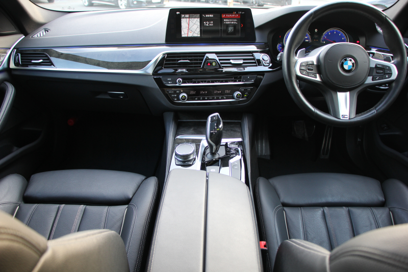 BMW 5シリーズ 523i Mｽﾎﾟｰﾂ ﾊｲﾗｲﾝ ｲﾉﾍﾞｰｼｮﾝP ｻﾝﾙｰﾌ 全席ﾋｰﾀｰ黒革 ﾃﾞｨｽﾌﾟﾚｲｷｰ HUD ｼﾞｪｽﾁｬｰC ﾜｲﾔﾚｽ充電 追従ACC ｽﾃｱﾘﾝｸﾞｻﾎﾟｰﾄ ﾀｯﾁ画面HDDﾅﾋﾞTV LEDﾍｯﾄﾞﾗｲﾄ ｵｰﾄﾊｲﾋﾞｰﾑ 360度ｶﾒﾗ 19AW 電動ﾄﾗﾝｸ 2年保証