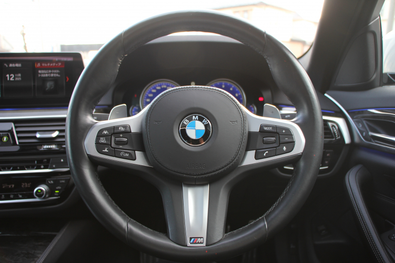 BMW 5シリーズ 523i Mｽﾎﾟｰﾂ ﾊｲﾗｲﾝ ｲﾉﾍﾞｰｼｮﾝP ｻﾝﾙｰﾌ 全席ﾋｰﾀｰ黒革 ﾃﾞｨｽﾌﾟﾚｲｷｰ HUD ｼﾞｪｽﾁｬｰC ﾜｲﾔﾚｽ充電 追従ACC ｽﾃｱﾘﾝｸﾞｻﾎﾟｰﾄ ﾀｯﾁ画面HDDﾅﾋﾞTV LEDﾍｯﾄﾞﾗｲﾄ ｵｰﾄﾊｲﾋﾞｰﾑ 360度ｶﾒﾗ 19AW 電動ﾄﾗﾝｸ 2年保証