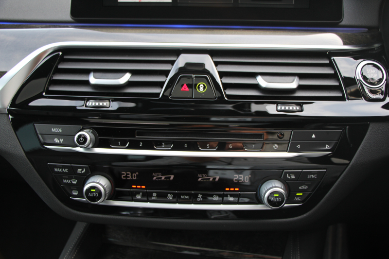 BMW 5シリーズ 523i Mｽﾎﾟｰﾂ ﾊｲﾗｲﾝ ｲﾉﾍﾞｰｼｮﾝP ｻﾝﾙｰﾌ 全席ﾋｰﾀｰ黒革 ﾃﾞｨｽﾌﾟﾚｲｷｰ HUD ｼﾞｪｽﾁｬｰC ﾜｲﾔﾚｽ充電 追従ACC ｽﾃｱﾘﾝｸﾞｻﾎﾟｰﾄ ﾀｯﾁ画面HDDﾅﾋﾞTV LEDﾍｯﾄﾞﾗｲﾄ ｵｰﾄﾊｲﾋﾞｰﾑ 360度ｶﾒﾗ 19AW 電動ﾄﾗﾝｸ 2年保証